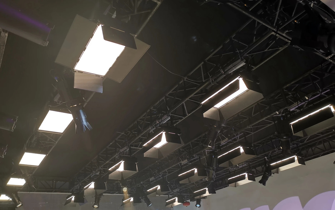 چراغ استودیویی LED با فرکانس تنظیم شده Strobe 1-25times / sec در رنگ سیاه بدن